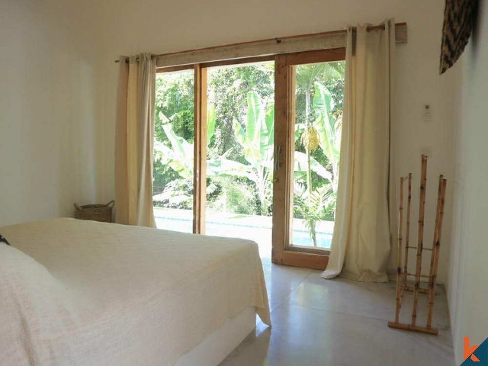 Villa paisible et aérée de 3 chambres avec vue sur la rivière et la jungle à Canggu à vendre à bail