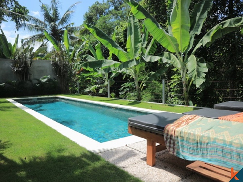 Villa paisible et aérée de 3 chambres avec vue sur la rivière et la jungle à Canggu à vendre à bail