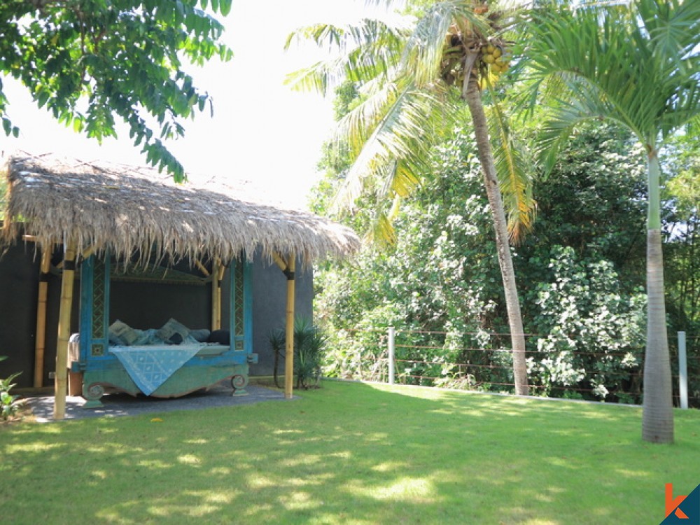 Villa tranquille de 2 chambres avec vue sur la rivière surélevée à Canggu à vendre à bail