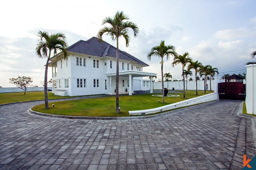 Villa Kolonial Spacious yang Menakjubkan Dijual di Canggu