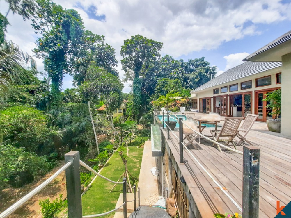 Villa avec piscine à débordement avec vue imprenable à vendre à Tanah Lot