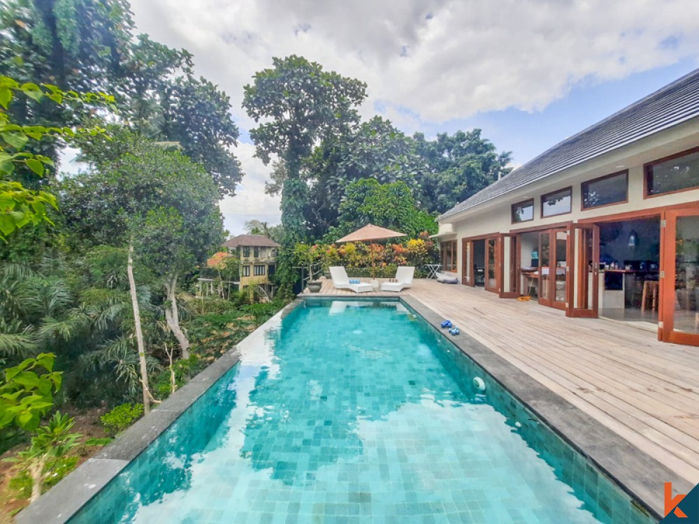 Villa avec piscine à débordement avec vue imprenable à vendre à Tanah Lot