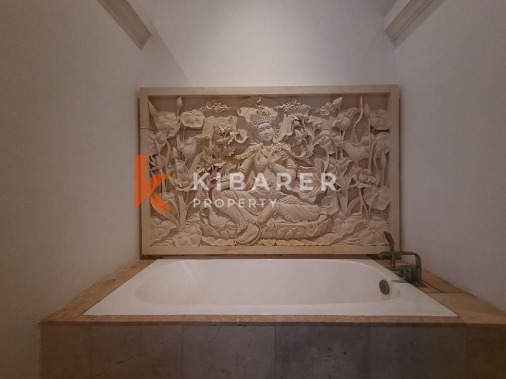 AMAZING FIVE BEDROOM VILLA WITH GREAT VIEW IN PERERENAN (available on March 1st 2026)