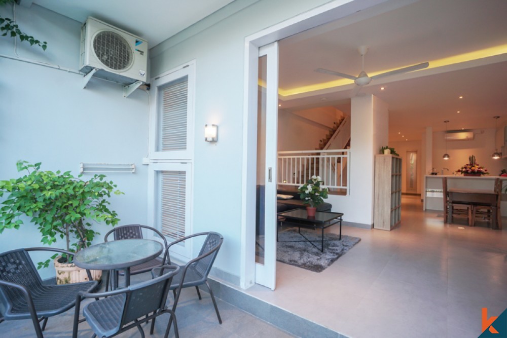 Incroyable villa moderne de trois chambres à vendre près de la plage à Sanur