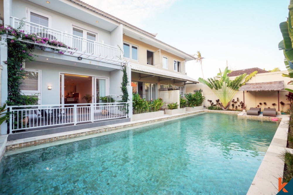 Incroyable villa moderne de trois chambres à vendre près de la plage à Sanur