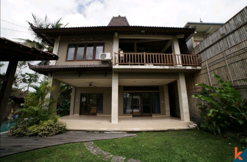 Immobilier en pleine propriété confortable de 6 chambres à vendre à Ubud