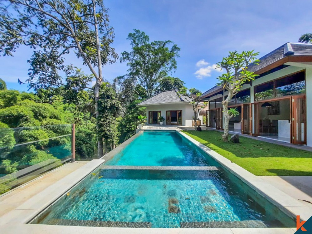 Villa Tepi Sungai Baru Tiga Kamar Tidur Dijual di Tabanan