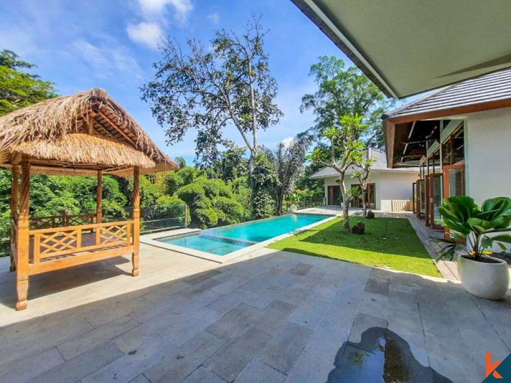Villa neuve de trois chambres au bord de la rivière à vendre à Tabanan