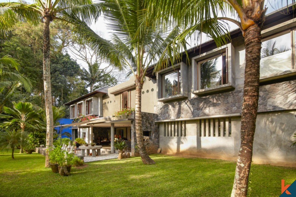 Villa de luxe sur deux niveaux dans la jungle tropicale à vendre à Ubud