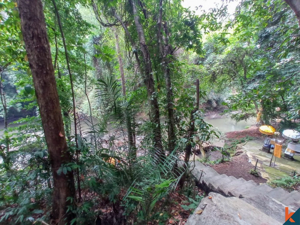 Beau terrain en pleine propriété au bord de la rivière à vendre à Nyambu