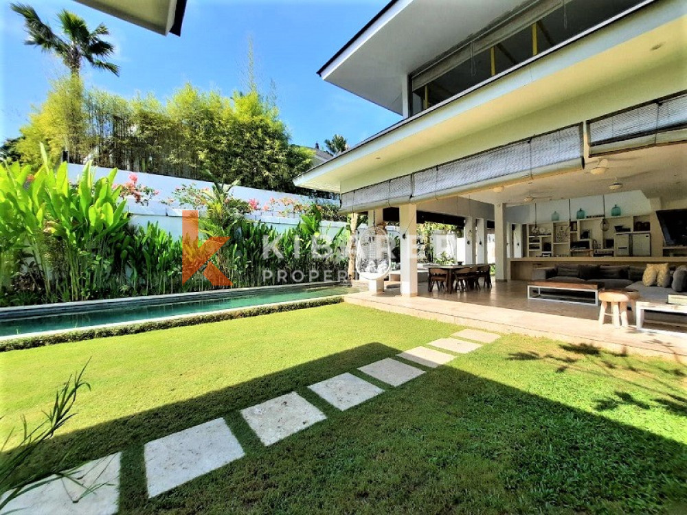 Incroyable villa ouverte de trois chambres dans un emplacement privilégié à Berawa