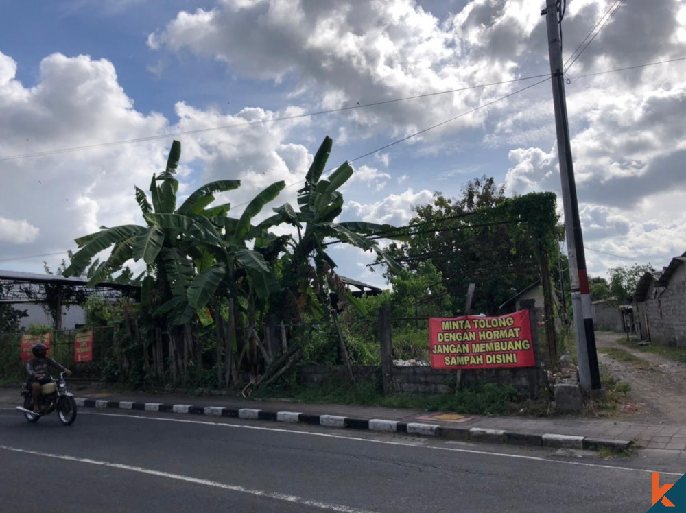 Tanah Depan Jalan Besar di Abianbase Dijual