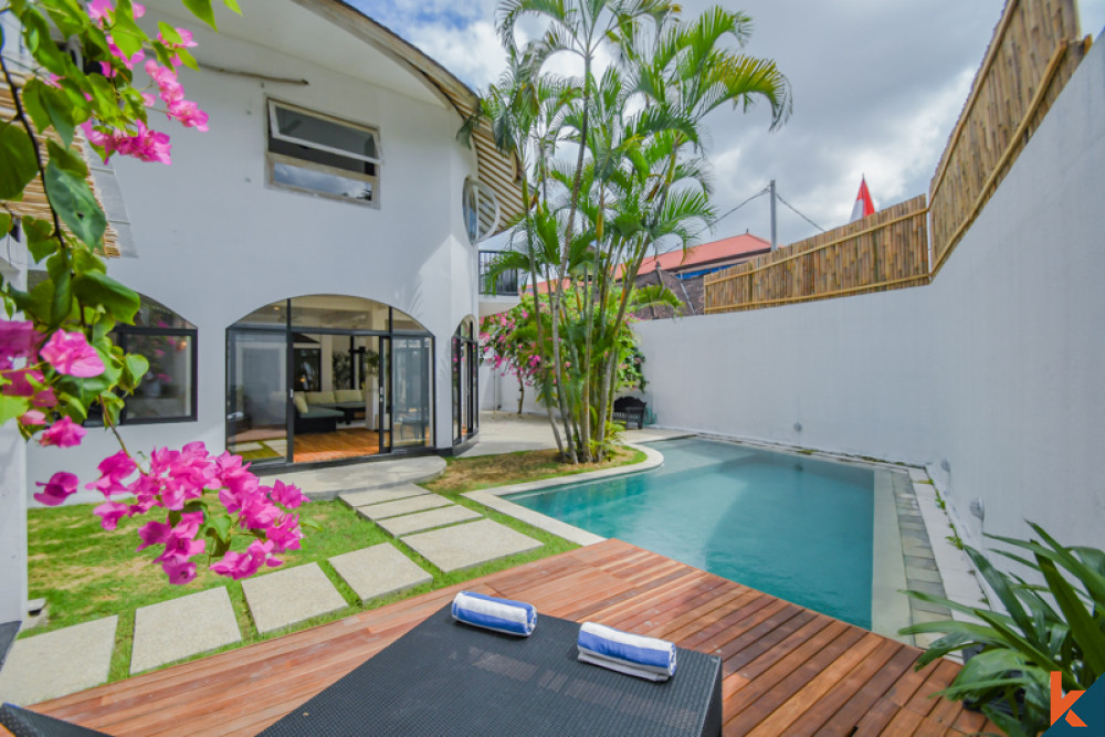 Dijual Villa 5 Kamar Tidur yang Stylish di Lokasi Utama Seminyak