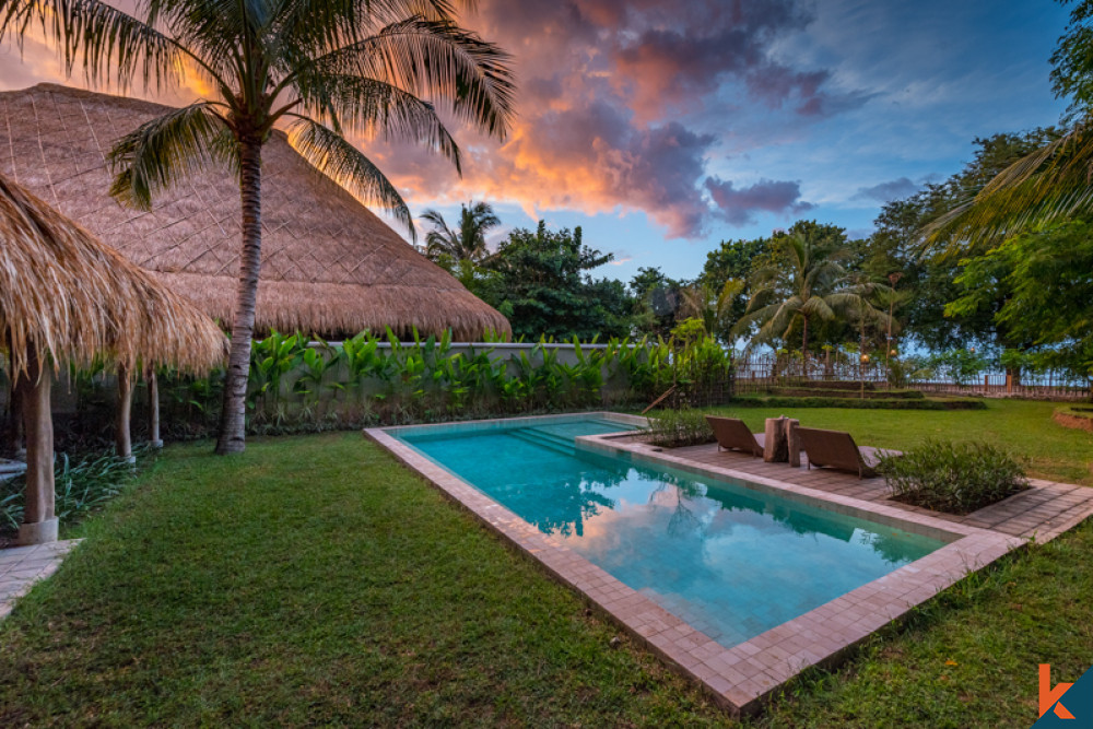 Villa Mutlak Tepi Pantai dengan Pantai Berpasir Putih Dijual di Lombok