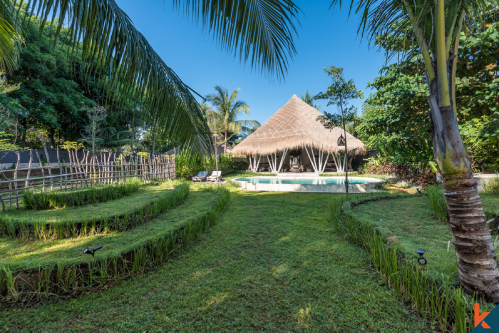 Villa Mutlak Tepi Pantai dengan Pantai Berpasir Putih Dijual di Lombok