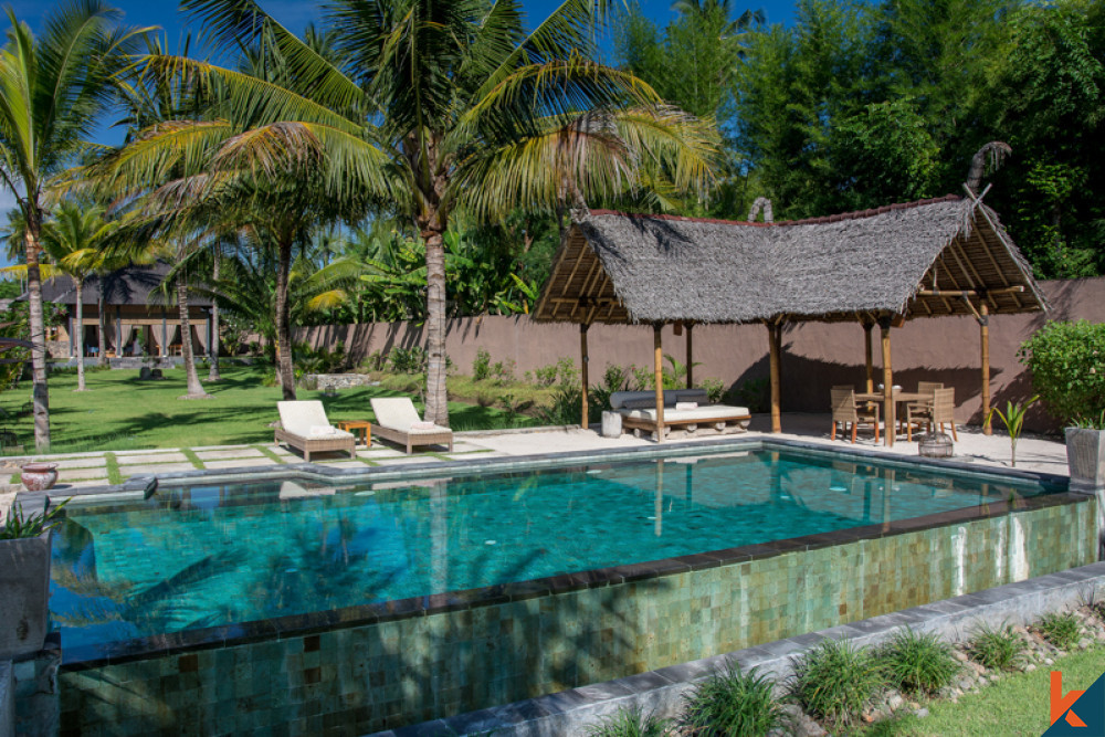 Dijual Villa Menakjubkan Tepi Pantai Absolute dekat dengan Kepulauan Gili