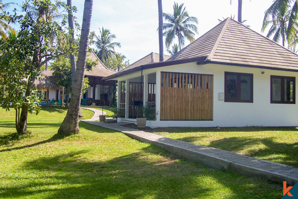 Absolute Beachfront Comfortable Freehold Villa for Sale in in Lombok