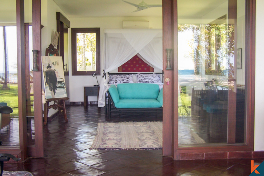 Absolute Beachfront Comfortable Freehold Villa for Sale in in Lombok