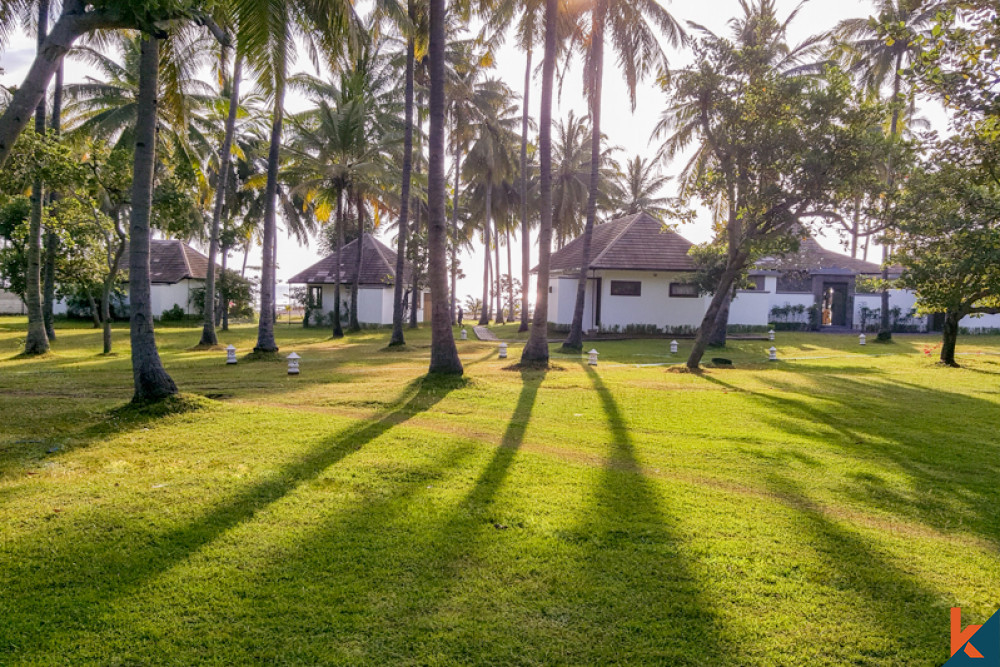 Absolute Beachfront Comfortable Freehold Villa for Sale in in Lombok