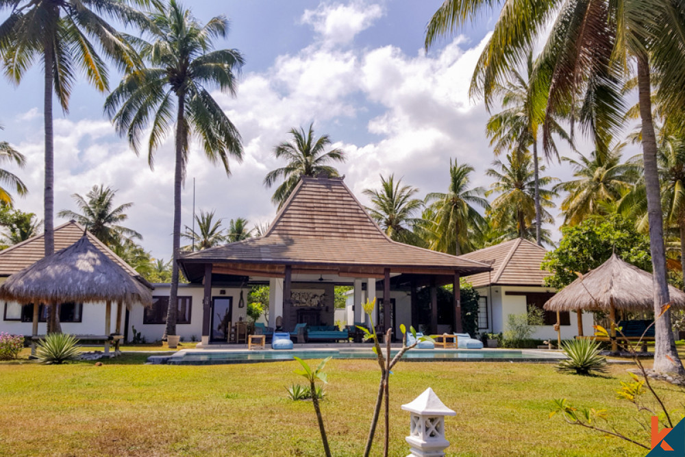 Absolute Beachfront Comfortable Freehold Villa for Sale in in Lombok