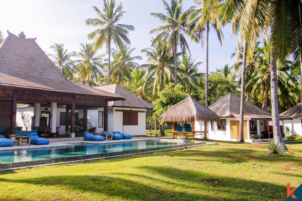 Absolute Beachfront Comfortable Freehold Villa for Sale in in Lombok