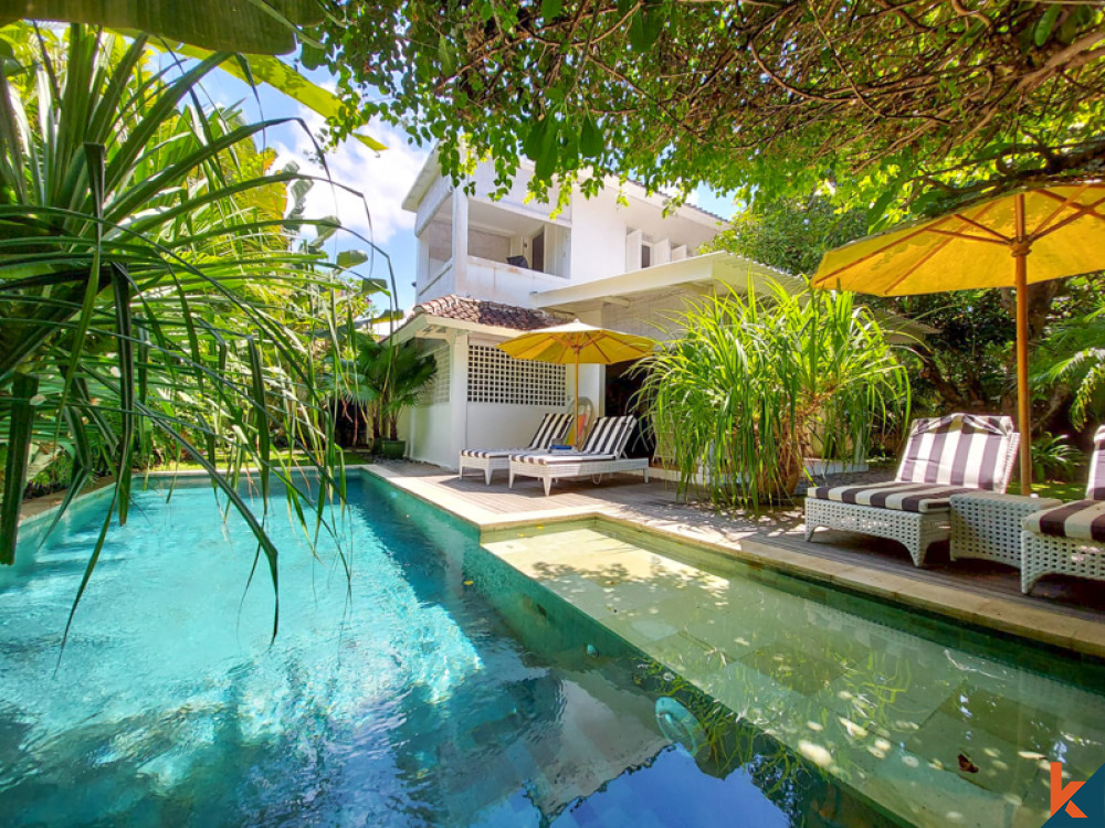 Chic Villa Coloniale de Trois Chambres à Louer à Seminyak