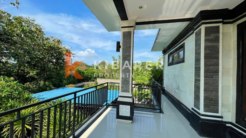Beautiful Balinese Five Bedroom Closed Living House in Ungasan
