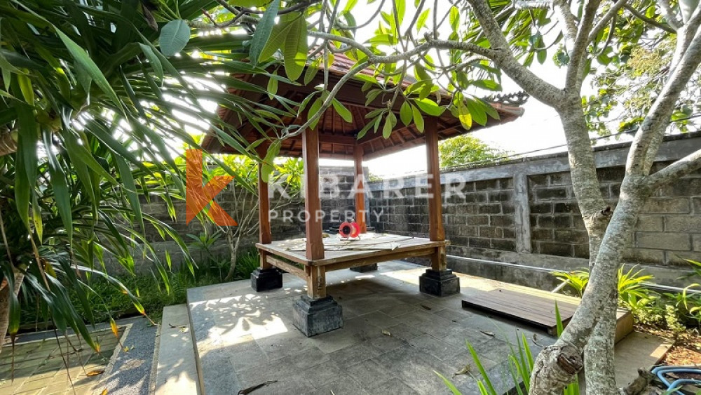 Beautiful Balinese Five Bedroom Closed Living House in Ungasan