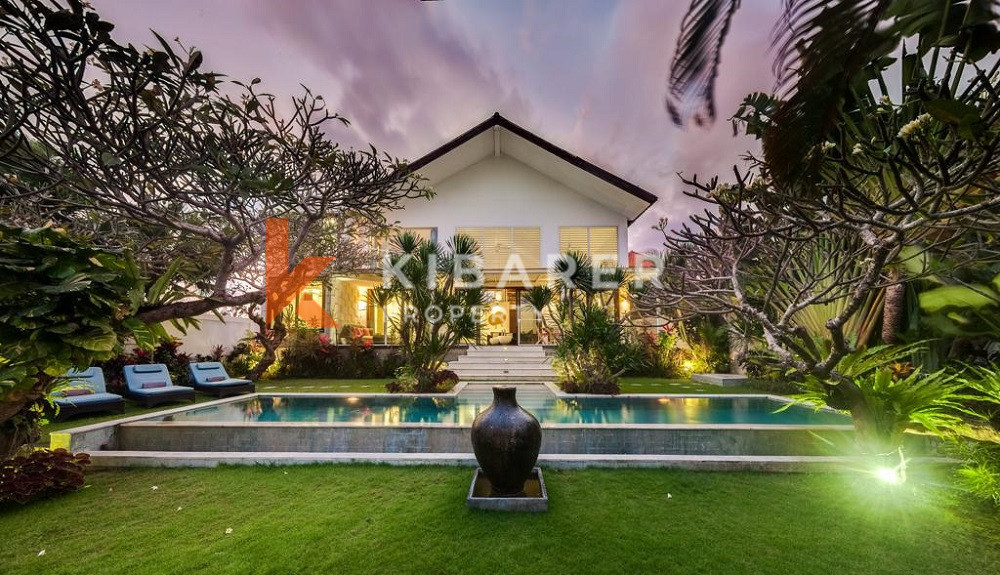 Villa de conception étonnante de quatre chambres à coucher fermée à Umalas