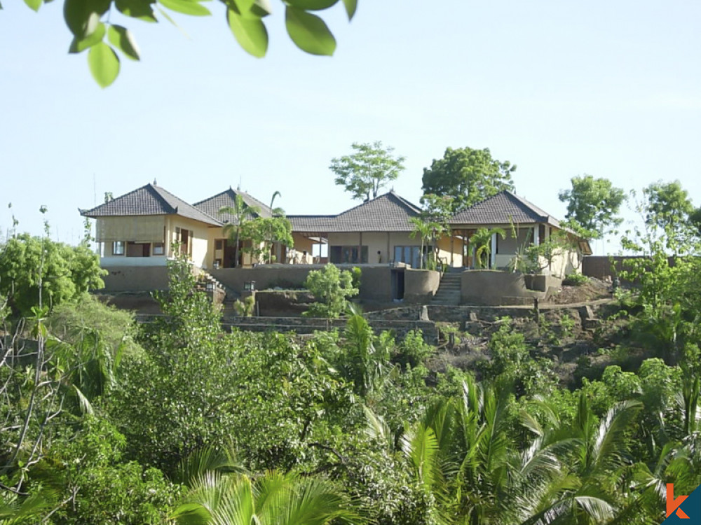 Villa de cinq chambres avec un terrain spacieux à vendre à Lovina