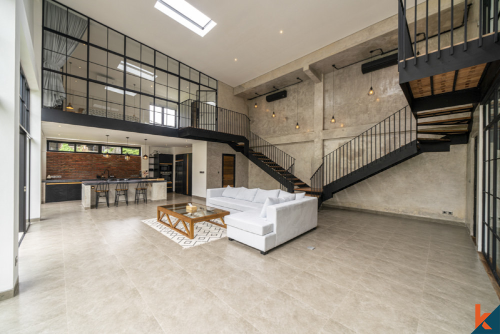 Prochaine villa industrielle moderne de trois chambres à louer à Berawa