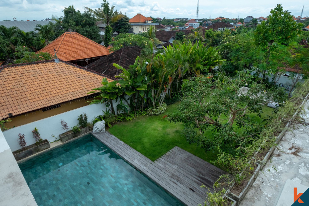 Villa spacieuse et élégante de 4 chambres à coucher à Kerobokan à vendre