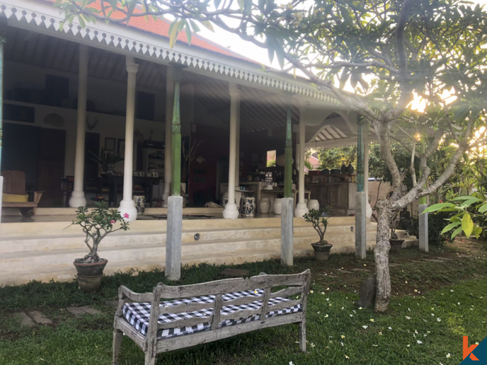 Villa Tradisional dengan Tanah Luas Dijual di Seseh