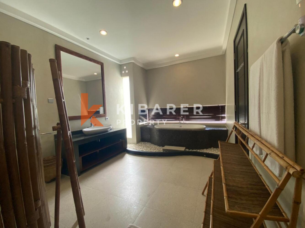 Spacieuse Villa Complexe de Deux Chambres Avec Salon Fermé à Nusa Dua (Cette villa est disponible le 14 août 2022)