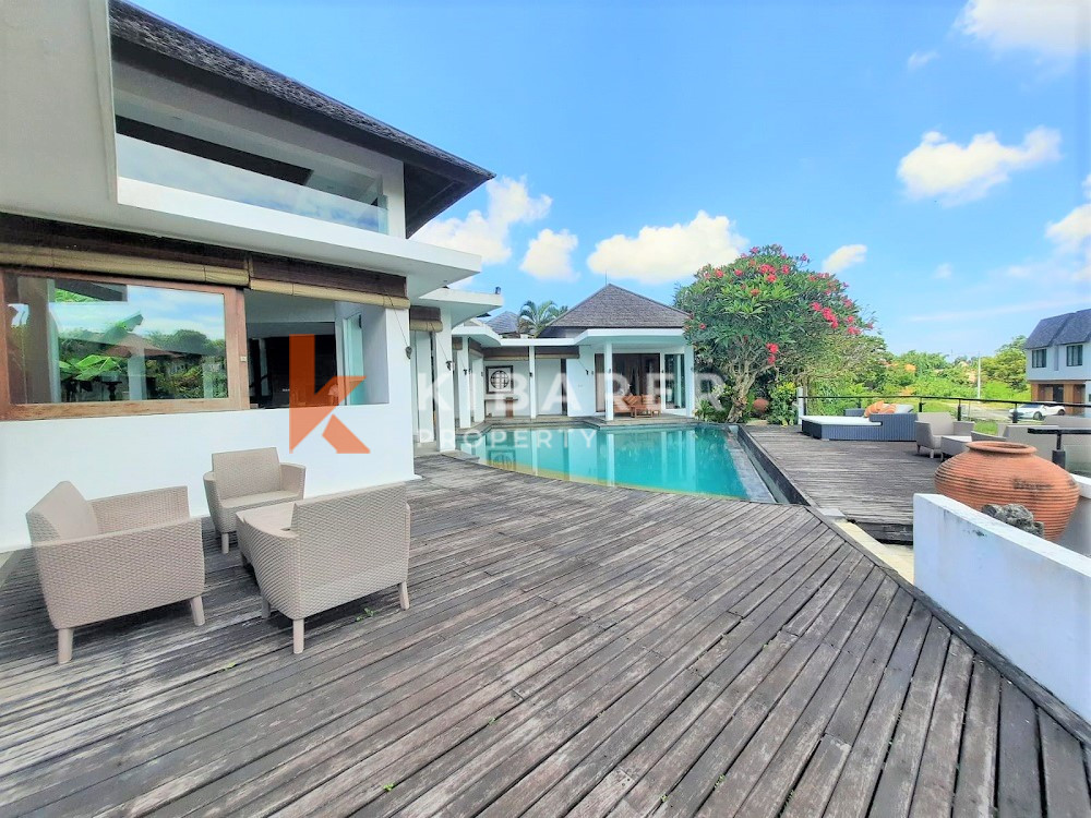 Menakjubkan Four Bedrooms Open Living Villa Terletak Di Canggu Padonan