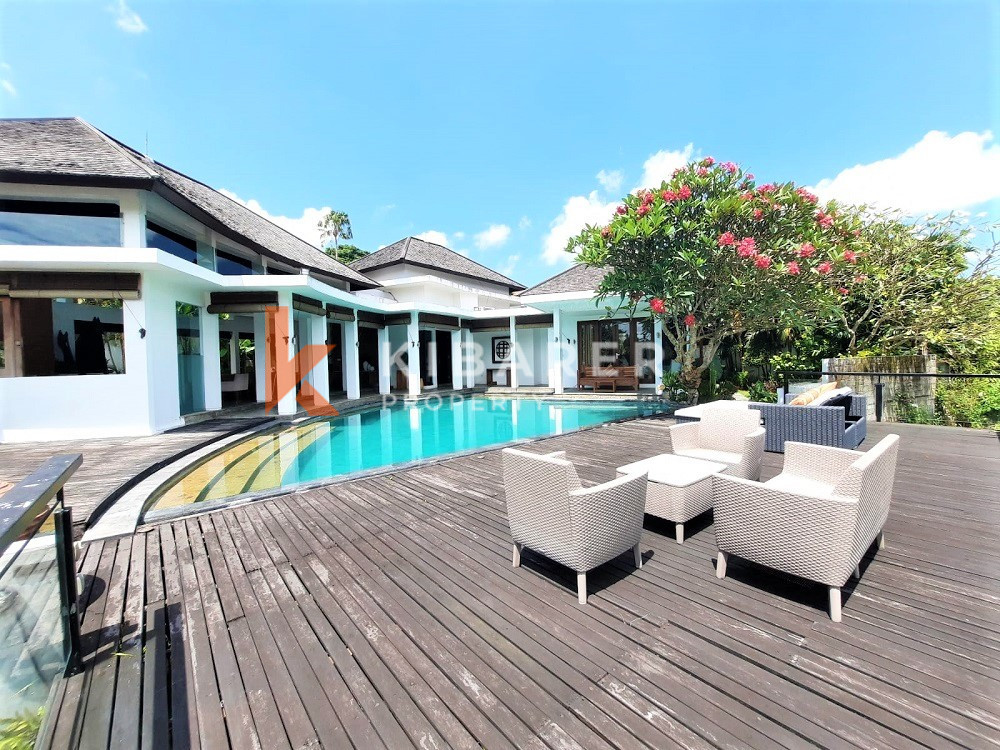 Menakjubkan Four Bedrooms Open Living Villa Terletak Di Canggu Padonan