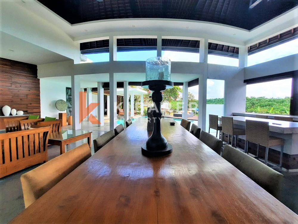 Incroyable villa ouverte de quatre chambres située à Canggu Padonan