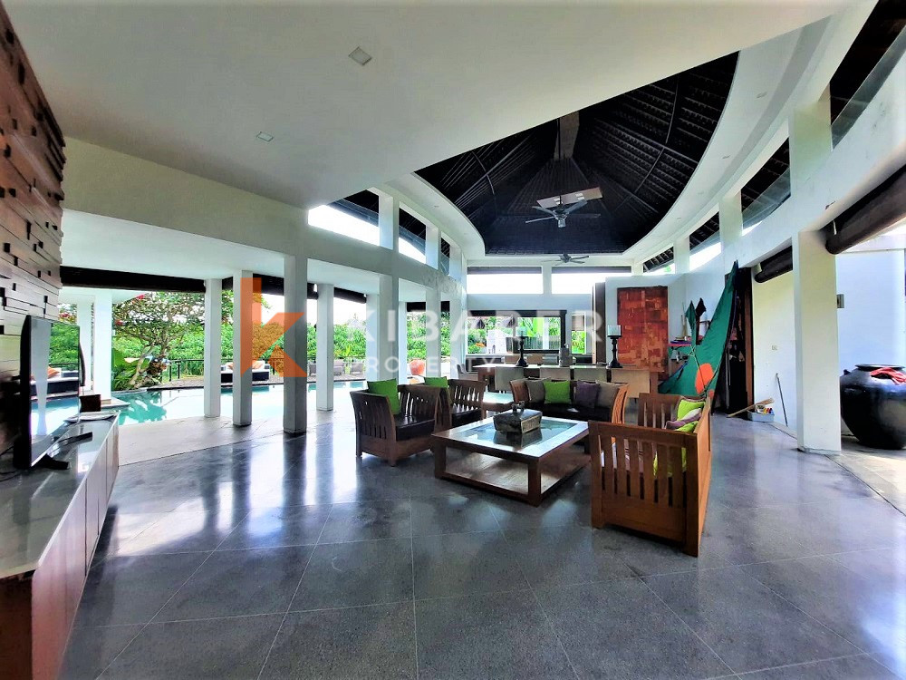 Menakjubkan Four Bedrooms Open Living Villa Terletak Di Canggu Padonan