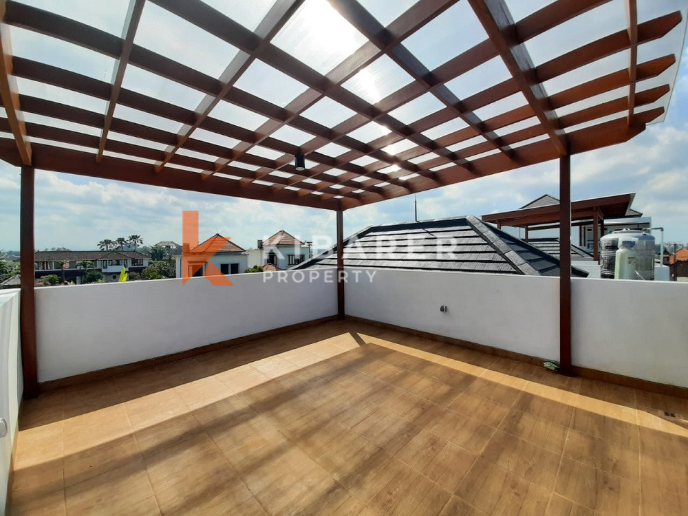 Vila Tiga Kamar Tidur yang Menakjubkan dengan Atap dan Hanya 400 m dari Pantai Cemagi