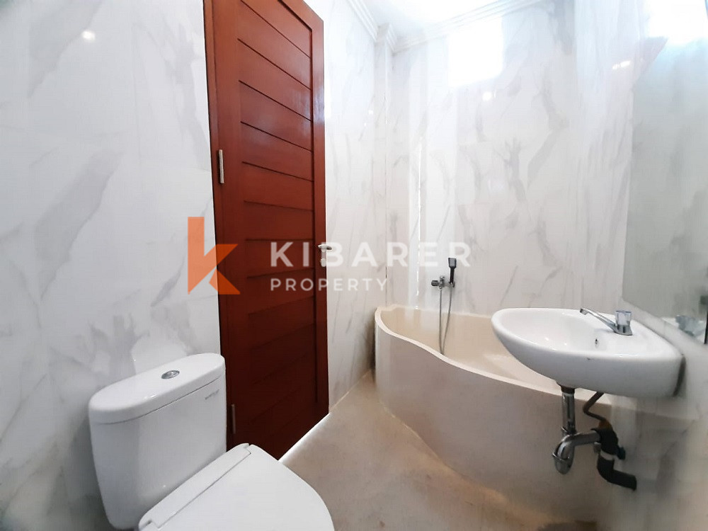 Vila Tiga Kamar Tidur yang Menakjubkan dengan Atap dan Hanya 400 m dari Pantai Cemagi