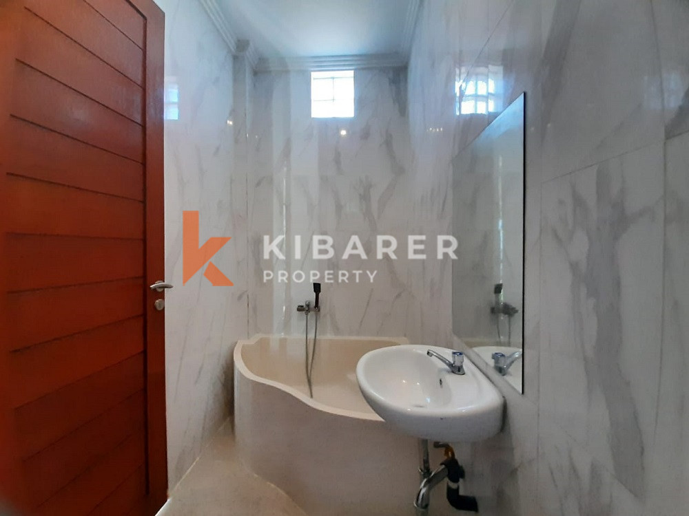 Vila Tiga Kamar Tidur yang Menakjubkan dengan Atap dan Hanya 400 m dari Pantai Cemagi