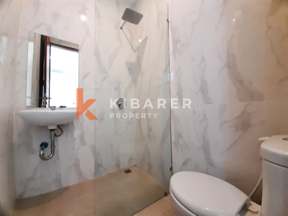 Vila Tiga Kamar Tidur yang Menakjubkan dengan Atap dan Hanya 400 m dari Pantai Cemagi