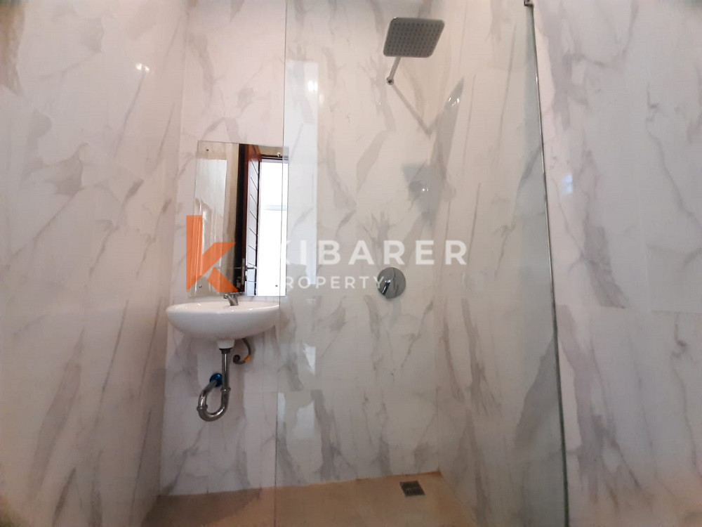 Vila Tiga Kamar Tidur yang Menakjubkan dengan Atap dan Hanya 400 m dari Pantai Cemagi