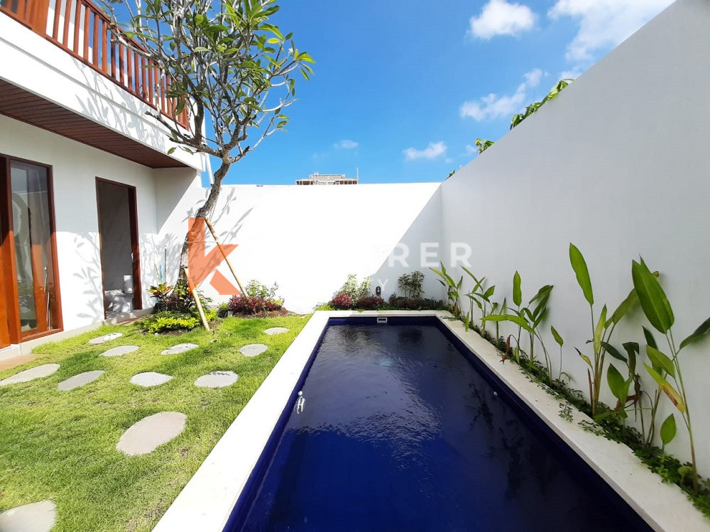 Vila Tiga Kamar Tidur yang Menakjubkan dengan Atap dan Hanya 400 m dari Pantai Cemagi