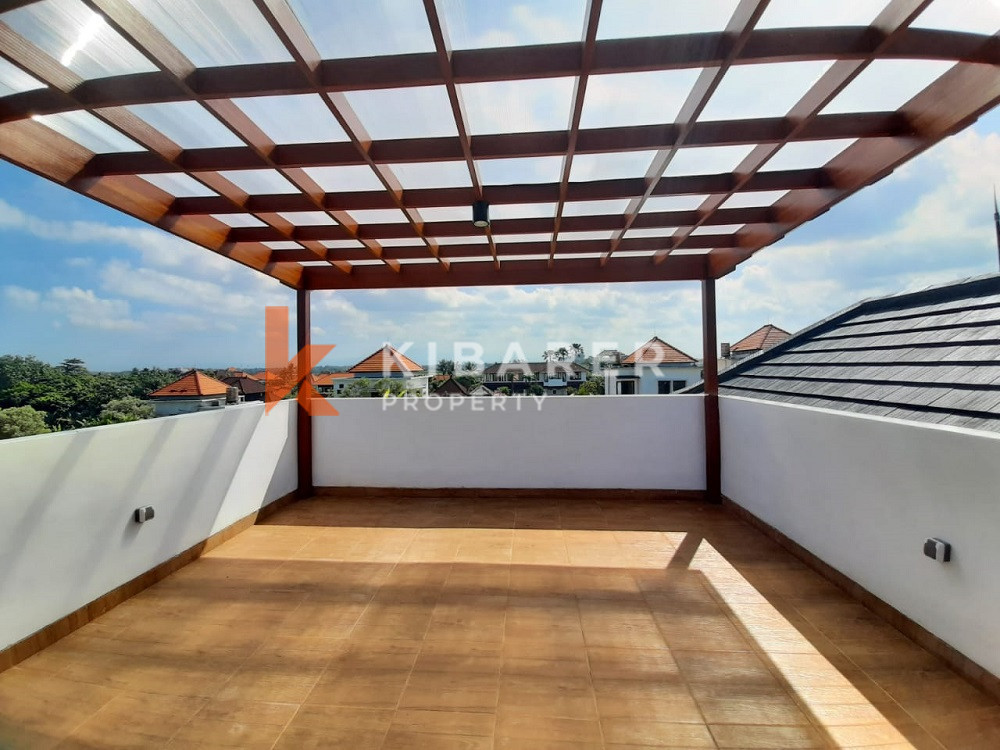 Vila Tiga Kamar Tidur yang Menakjubkan dengan Atap dan Hanya 400 m dari Pantai Cemagi