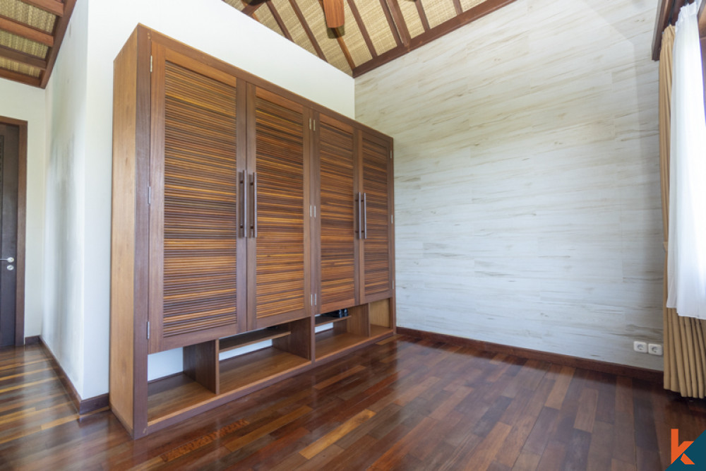 Dijual Vila Hak Milik Empat Kamar Tidur yang Stylish di Pecatu