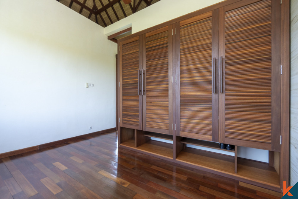 Dijual Vila Hak Milik Empat Kamar Tidur yang Stylish di Pecatu