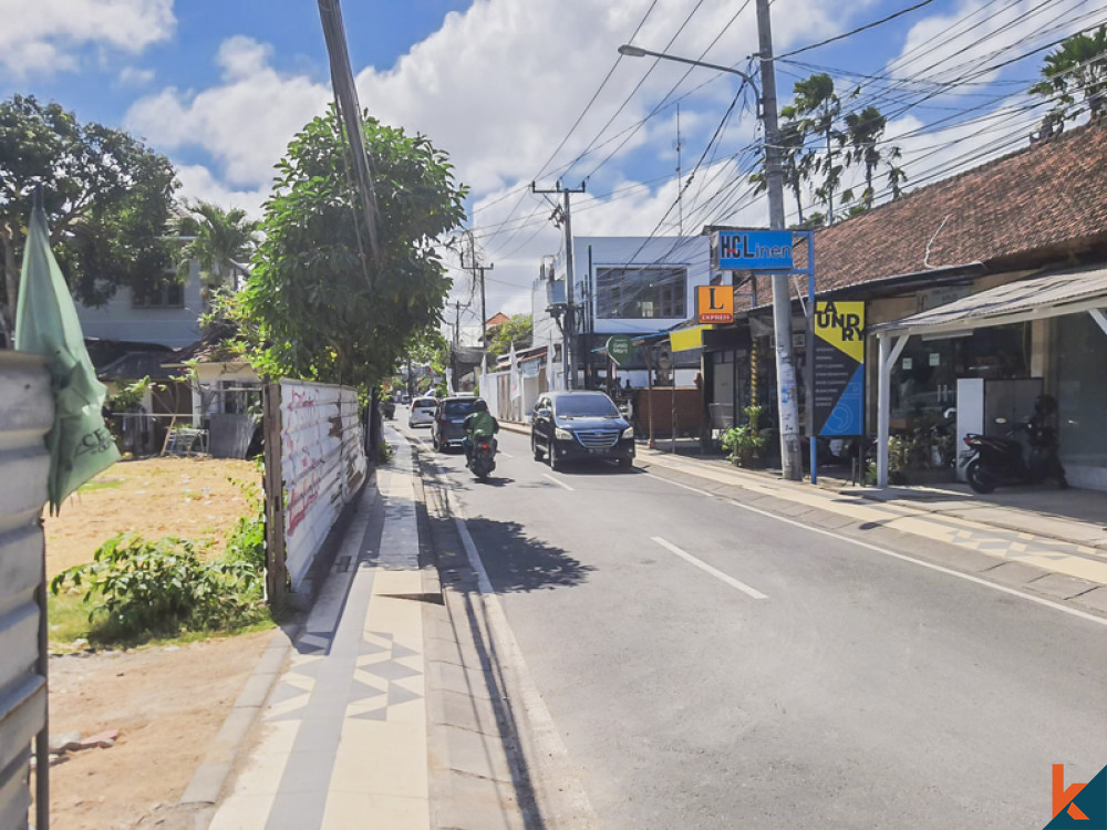 Ideal 10 adalah sebidang tanah untuk disewakan di pusat Seminyak