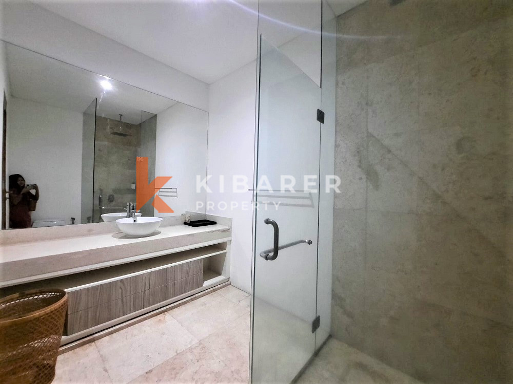 Vila Hidup Tertutup Empat Kamar Tidur Di Lokasi Utama Di Berawa