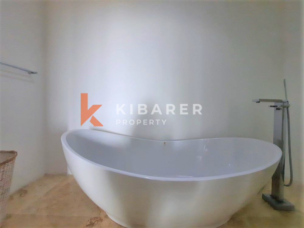 Vila Hidup Tertutup Empat Kamar Tidur Di Lokasi Utama Di Berawa